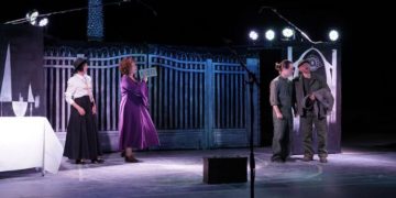 Επί σκηνής η θεατρική ομάδα του ΠΑΜΕ