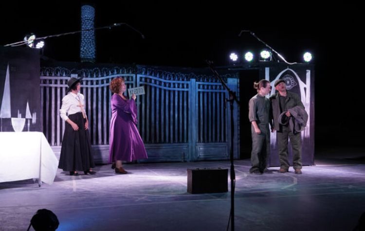 Επί σκηνής η θεατρική ομάδα του ΠΑΜΕ