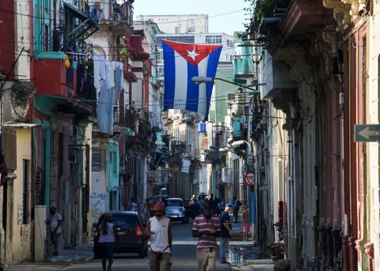 «Συμμαχία για την Ανατροπή στο Μαρούσι»: Συγκέντρωση φαρμάκων για την Κούβα έξω από το δημαρχείο