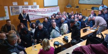 Ένταση και διακοπή του Δημοτικού Συμβουλίου από τους εργαζόμενους (βίντεο)