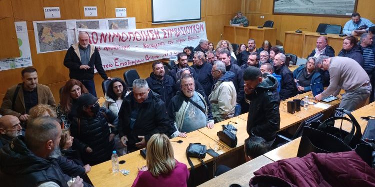 Ένταση και διακοπή του Δημοτικού Συμβουλίου από τους εργαζόμενους (βίντεο)