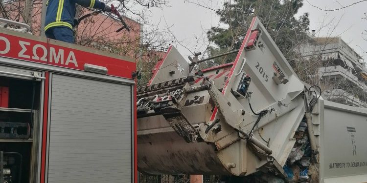 Φωτιά σε απορριμματοφόρο του Δήμου