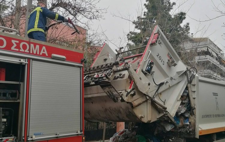 Φωτιά σε απορριμματοφόρο του Δήμου