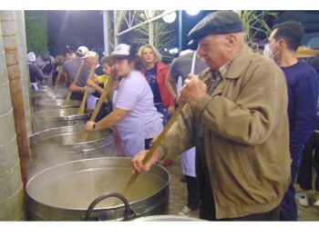 Με ιδιαίτερη χαρά, η τοπική κοινωνία των Μελισσίων υποδέχτηκε την είδηση της επίσημης ένταξης του πατροπαράδοτου «Κεσκέκι» στο Εθνικό Ευρετήριο Άυλης Πολιτιστικής Κληρονομιάς της Ελλάδας, καθώς ένα έθιμο βαθιά ριζωμένο στην παράδοση, που περνά από γενιά σε γενιά, αναγνωρίζεται πλέον ως αναπόσπαστο κομμάτι της πολιτιστικής μας ταυτότητας