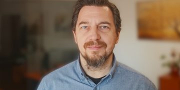 Ο πρόεδρος της Οργάνωσης «Κόσμος Χωρίς Πολέμους και Βία» στην Ελλάδα, Νίκος Στεργίου