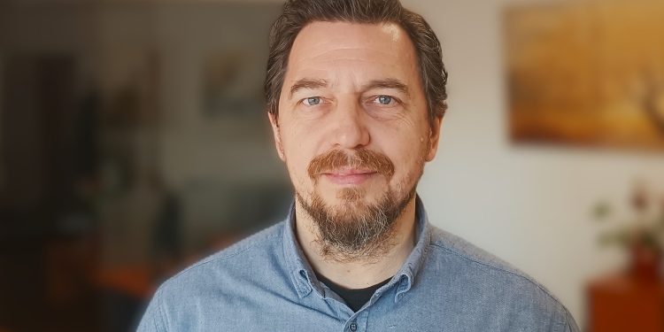 Ο πρόεδρος της Οργάνωσης «Κόσμος Χωρίς Πολέμους και Βία» στην Ελλάδα, Νίκος Στεργίου