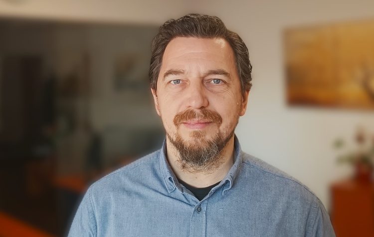 Ο πρόεδρος της Οργάνωσης «Κόσμος Χωρίς Πολέμους και Βία» στην Ελλάδα, Νίκος Στεργίου