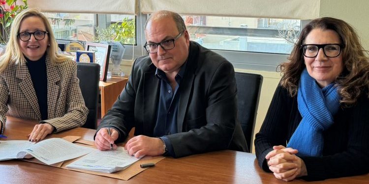 «Έπεσαν» οι υπογραφές για αναπλάσεις σε Τούφα και Κάτω Χαλάνδρι