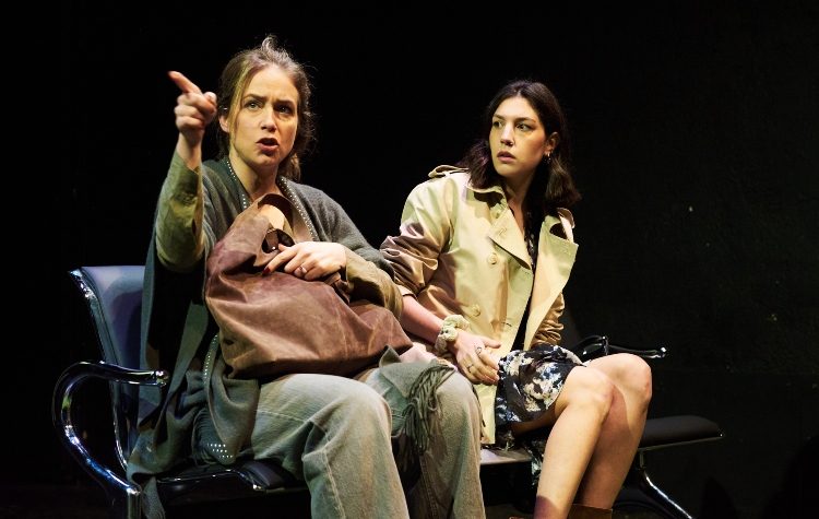 «Τα κορίτσια δεν πρέπει να παίζουν ποδόσφαιρο» στο θέατρο «Μικρός Κεραμεικός»