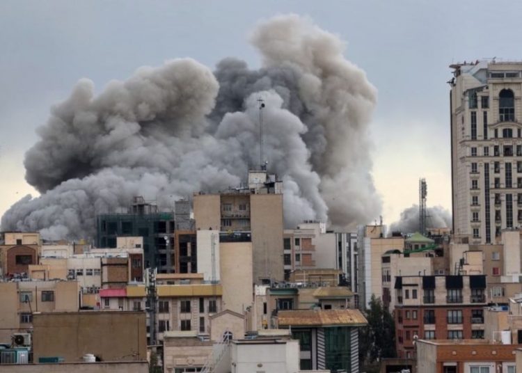 «Ταυτόχρονα πλήγματα» του Ισραήλ σε Τεχεράνη και Βηρυτό - Έκλεισε η πρεσβεία των ΗΠΑ στο Κουβέιτ