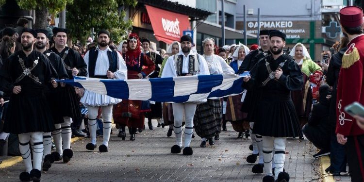 Παρέλαση 25ης Μαρτίου στο Χαλάνδρι με σειρά μηνυμάτων