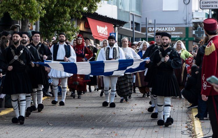 Παρέλαση 25ης Μαρτίου στο Χαλάνδρι με σειρά μηνυμάτων