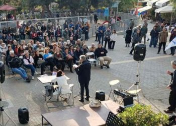 Αντιπολεμικά μηνύματα και «καμπανάκια» στην κεντρική πλατεία