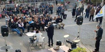 Αντιπολεμικά μηνύματα και «καμπανάκια» στην κεντρική πλατεία