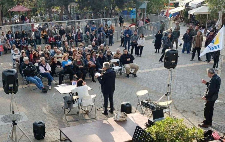 Αντιπολεμικά μηνύματα και «καμπανάκια» στην κεντρική πλατεία