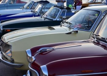 Η 11η Μαγιάτικη Συνάντηση Κλασικών Οχημάτων στην πλατεία Αγίας Τριάδας Πεντέλης