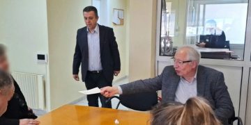 Διατακτικές επιταγές για το Πάσχα παρέδωσε ο δήμαρχος Θ. Αμπατζόγλου σε 130 ευπαθείς Μαρουσιώτες