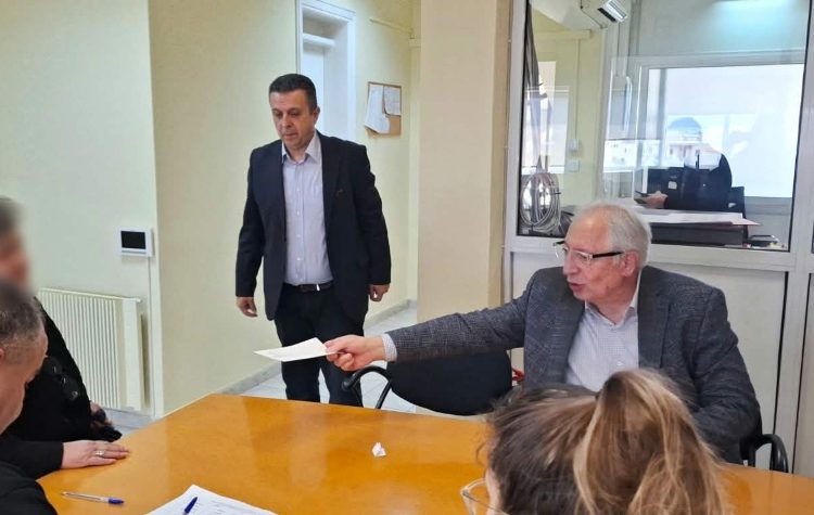 Διατακτικές επιταγές για το Πάσχα παρέδωσε ο δήμαρχος Θ. Αμπατζόγλου σε 130 ευπαθείς Μαρουσιώτες