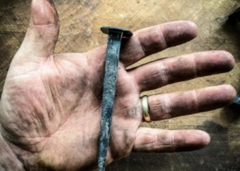 Τα καρφιά στο κορμί