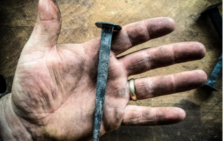 Τα καρφιά στο κορμί