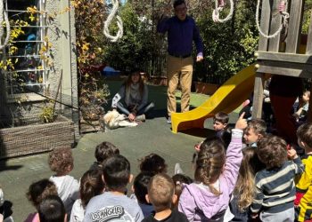 Τα παιδιά μαθαίνουν και εξοικειώνονται με τα ζώα