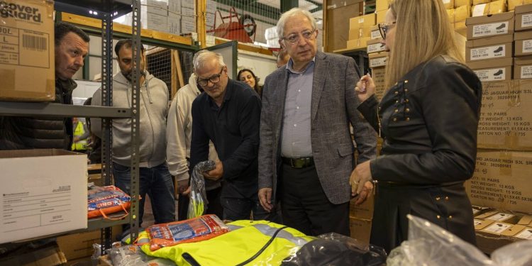 Μέσα Ατομικής Προστασίας στους εργαζόμενους Καθαριότητας και Τεχνικών Υπηρεσιών παρέδωσε ο δήμαρχος Θεόδωρος Αμπατζόγλου