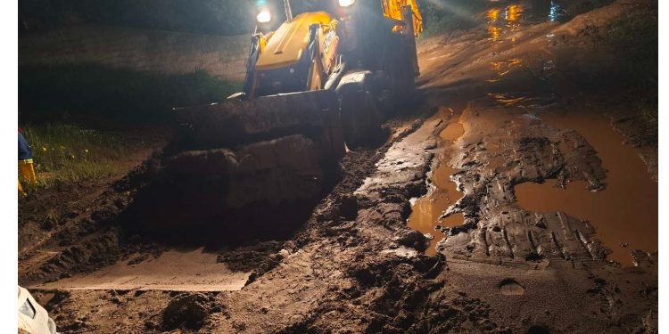 Σε πλήρη επιχειρησιακή ετοιμότητα βρέθηκε η Πολιτική Προστασία του Δήμου Πεντέλης, η οποία ανταποκρίθηκε σε δεκάδες περιστατικά κατά τη διάρκεια του ισχυρού καιρικού φαινομένου που έπληξε την περιοχή έως και τις πρώτες πρωινές ώρες της Πέμπτης 2 Απριλίου