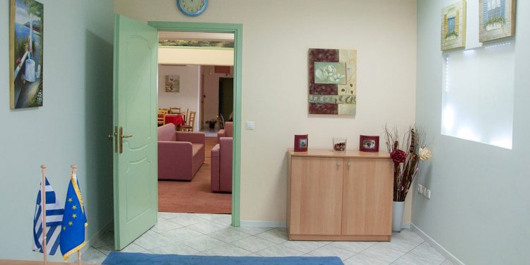 Περιφέρεια Αττικής: Διάθεση 7,6 εκατ. € σε 6 δομές αντιμετώπισης άνοιας, Alzheimer και αυτισμού