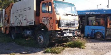 Δημοτικό Συμβούλιο: Ομόφωνο «ναι» στην απομάκρυνση των απορριμματοφόρων από τη Ναυτική Βάση