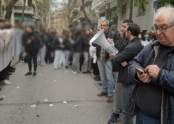 Aπό τη συγκέντρωση υπέρ του διευθυντή του ΓΕΛ Παπάγου