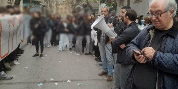 Aπό τη συγκέντρωση υπέρ του διευθυντή του ΓΕΛ Παπάγου