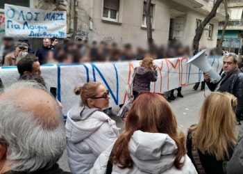 Μαζική συγκέντρωση υπέρ του διευθυντή του ΓΕΛ Παπάγου (Φωτό)