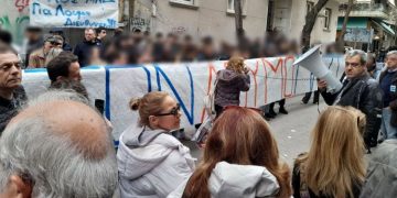 Μαζική συγκέντρωση υπέρ του διευθυντή του ΓΕΛ Παπάγου (Φωτό)