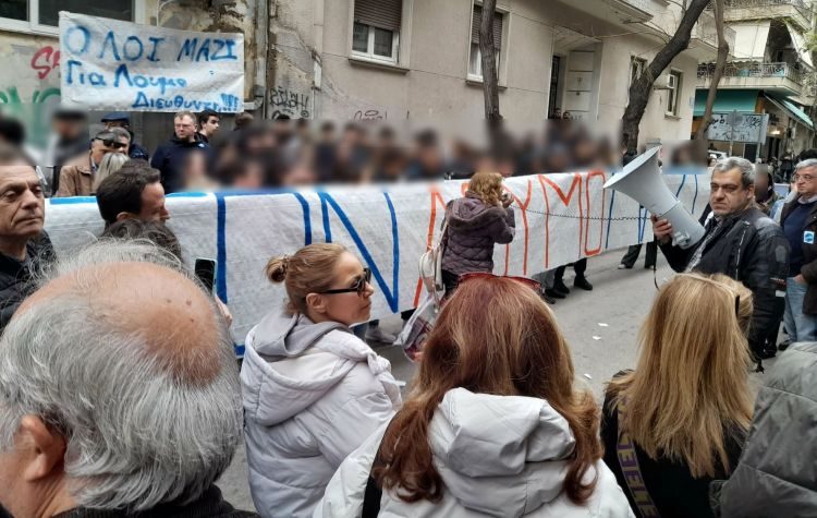 Μαζική συγκέντρωση υπέρ του διευθυντή του ΓΕΛ Παπάγου (Φωτό)