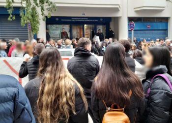 ΓΕΛ Παπάγου: Μαζική συγκέντρωση υπέρ του διευθυντή (Φωτό)