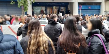 ΓΕΛ Παπάγου: Μαζική συγκέντρωση υπέρ του διευθυντή (Φωτό)