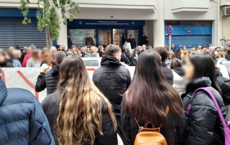 ΓΕΛ Παπάγου: Μαζική συγκέντρωση υπέρ του διευθυντή (Φωτό)