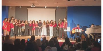 Με μεγάλη επιτυχία και σε μια ασφυκτικά γεμάτη αίθουσα πραγματοποιήθηκε την Κυριακή 29 Μαρτίου στο Πολιτιστικό Κέντρο Μελισσίων η πανέμορφη καλλιτεχνική βραδιά του Γενικού Λυκείου Μελισσίων με τίτλο «Έρως Πυρφόρος»