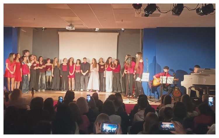 Με μεγάλη επιτυχία και σε μια ασφυκτικά γεμάτη αίθουσα πραγματοποιήθηκε την Κυριακή 29 Μαρτίου στο Πολιτιστικό Κέντρο Μελισσίων η πανέμορφη καλλιτεχνική βραδιά του Γενικού Λυκείου Μελισσίων με τίτλο «Έρως Πυρφόρος»