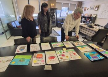 Οι μαθητές σχεδιάζουν τις ευχετήριες κάρτες του δημάρχου Νέας Ιωνίας