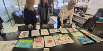 Οι μαθητές σχεδιάζουν τις ευχετήριες κάρτες του δημάρχου Νέας Ιωνίας