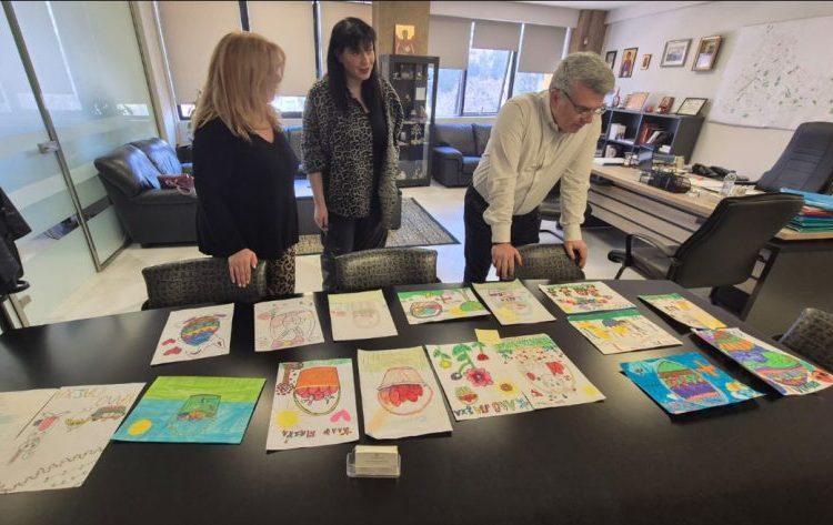 Οι μαθητές σχεδιάζουν τις ευχετήριες κάρτες του δημάρχου Νέας Ιωνίας