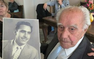 O Τάσος Φανός, με φωτογραφία του όταν ήταν 25 ετών