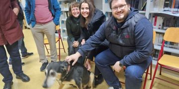 Ο σκύλος Ντέρεκ του 1ου Επαγγελματικού Λυκείου Αγίας Παρασκευής, με τον αρμόδιο αντιδήμαρχο Πάνο Τσόκα