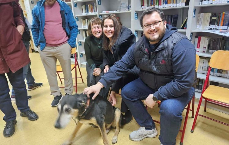 Ο σκύλος Ντέρεκ του 1ου Επαγγελματικού Λυκείου Αγίας Παρασκευής, με τον αρμόδιο αντιδήμαρχο Πάνο Τσόκα