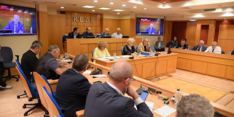 ΚΕΔΕ: Στο επίκεντρο του Δ.Σ. ο νέος Κώδικας Αυτοδιοίκησης, η οικονομική πίεση στους ΟΤΑ και θέματα σχολείων