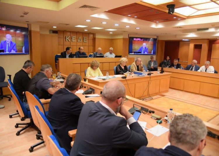 ΚΕΔΕ: Στο επίκεντρο του Δ.Σ. ο νέος Κώδικας Αυτοδιοίκησης, η οικονομική πίεση στους ΟΤΑ και θέματα σχολείων