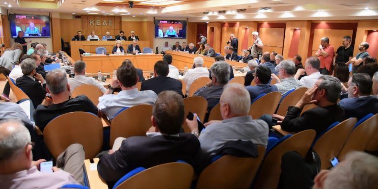 «Ναι» της ΚΕΔΕ στον Κώδικα Αυτοδιοίκησης παρά το «όχι» του ΥΠΕΣ για οικονομική και θεσμική ενίσχυση