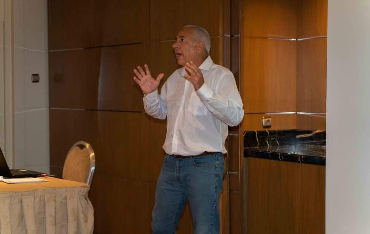 O συγγραφέας του ιστορικού μυθιστορήματος «Στάχτες και Όνειρα» Ιωάννης Δαλέζιος