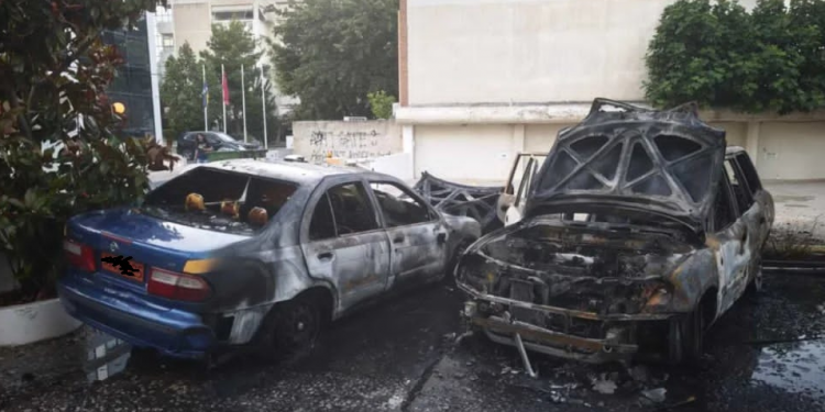 Κάηκαν 3 οχήματα της Περιφέρειας Αττικής στην Λ. Κηφισιάς στο Μαρούσι μετά από επίθεση κουκουλοφόρων